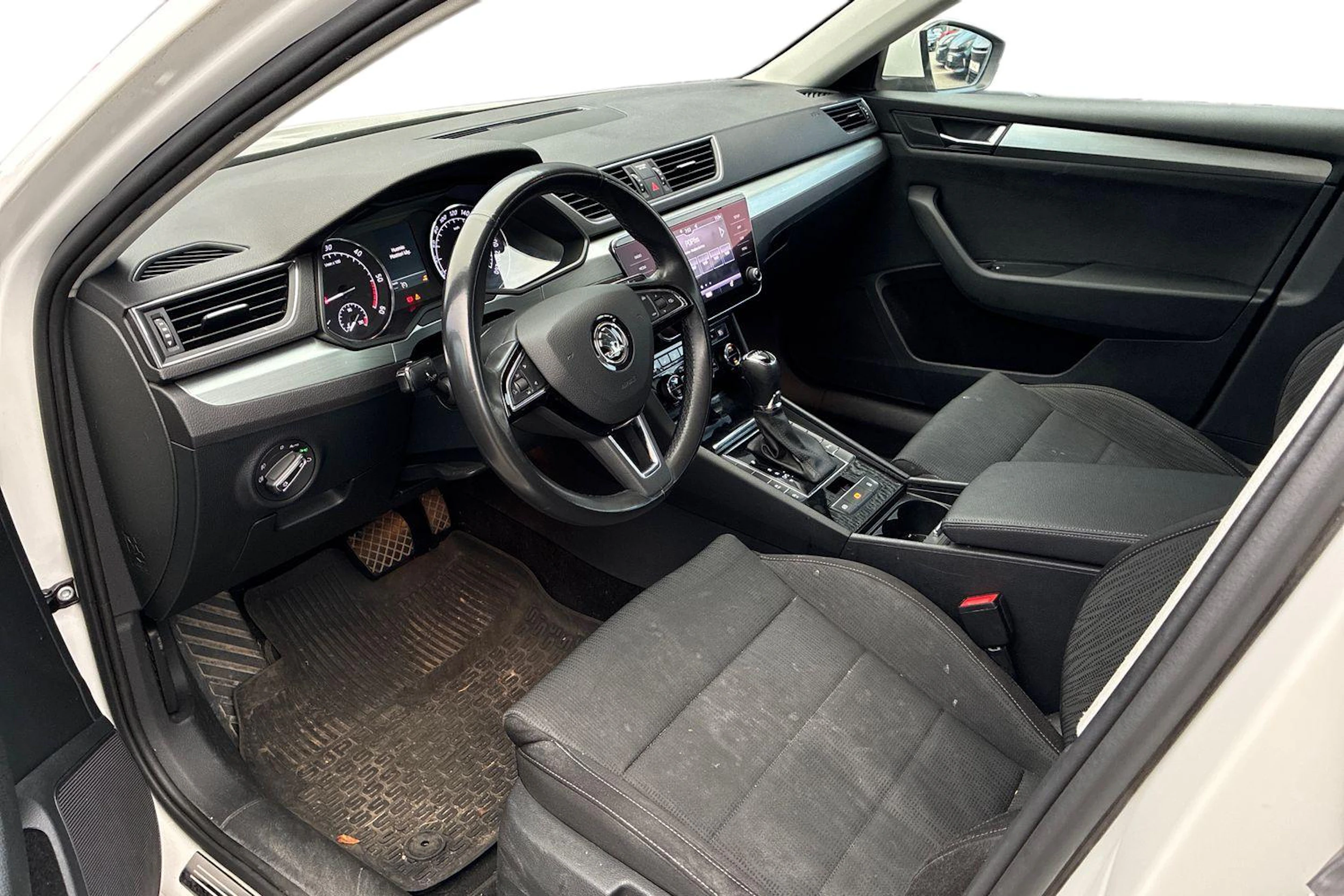 valkoinen Skoda Superb 2019 kuva 3.