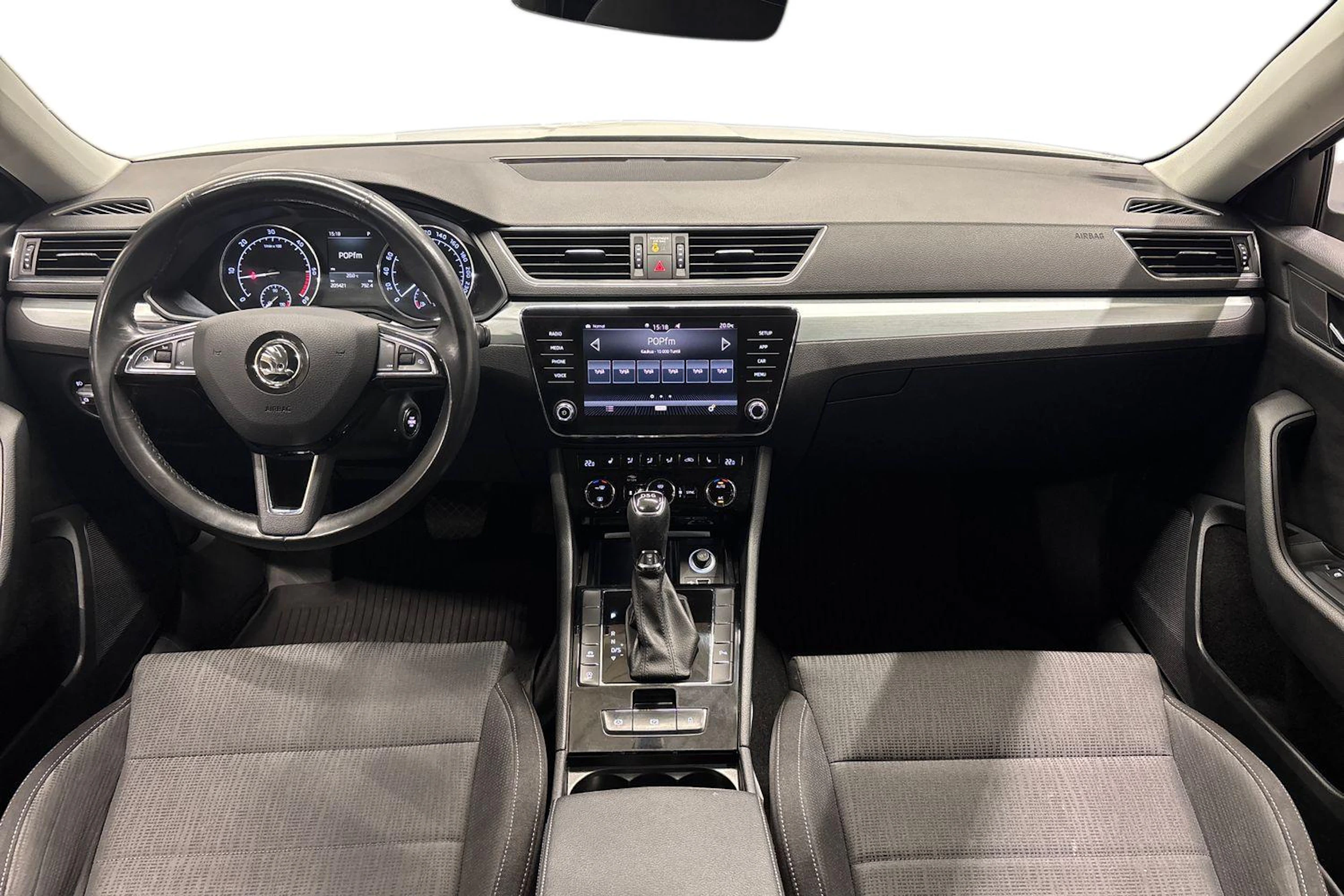 valkoinen Skoda Superb 2019 kuva 7.