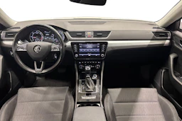 valkoinen Skoda Superb 2019 kuva 7.
