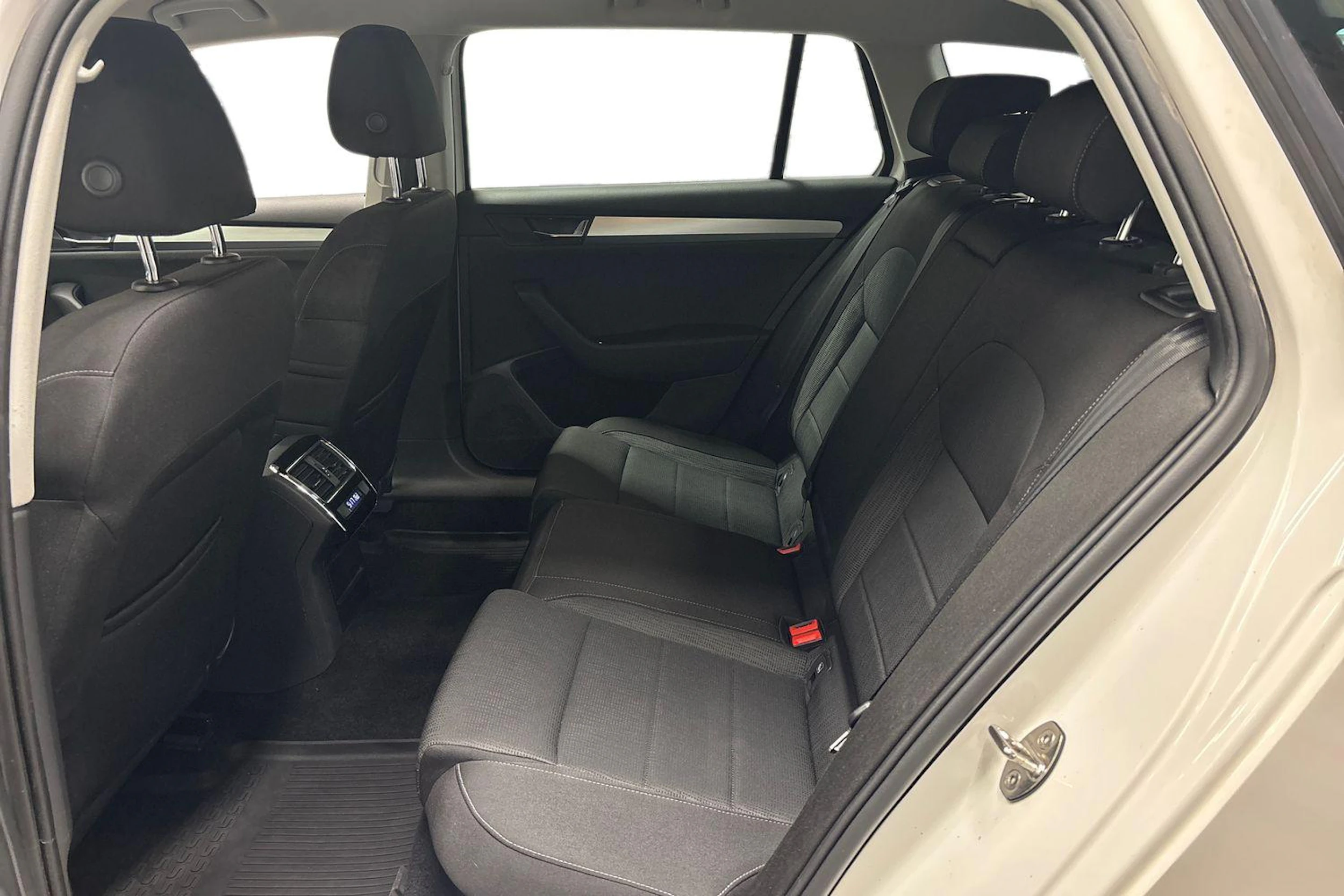 valkoinen Skoda Superb 2019 kuva 8.