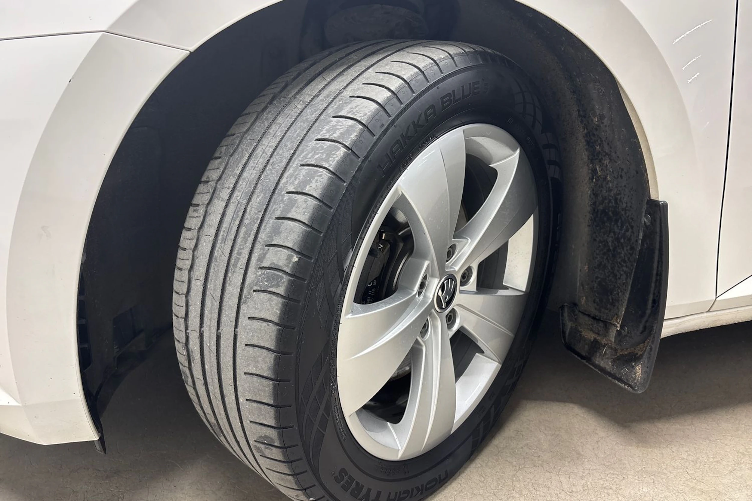 valkoinen Skoda Superb 2019 kuva 10.