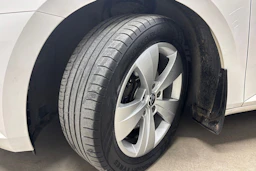 valkoinen Skoda Superb 2019 kuva 10.