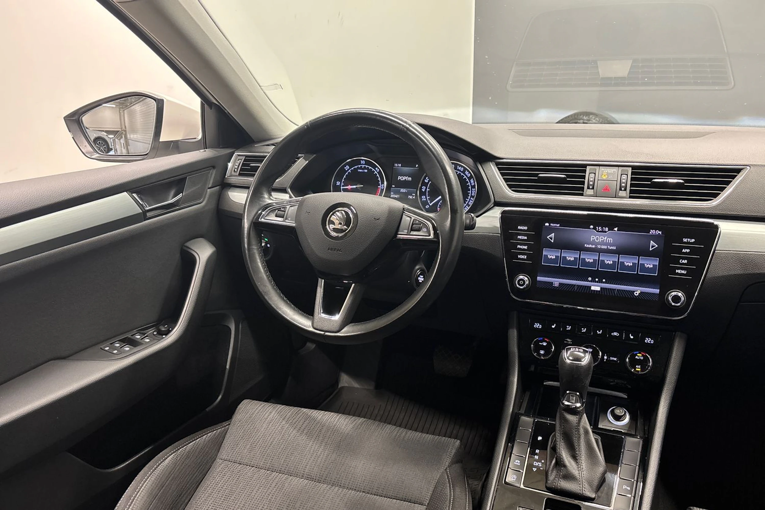 valkoinen Skoda Superb 2019 kuva 11.
