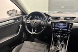 valkoinen Skoda Superb 2019 kuva 11.