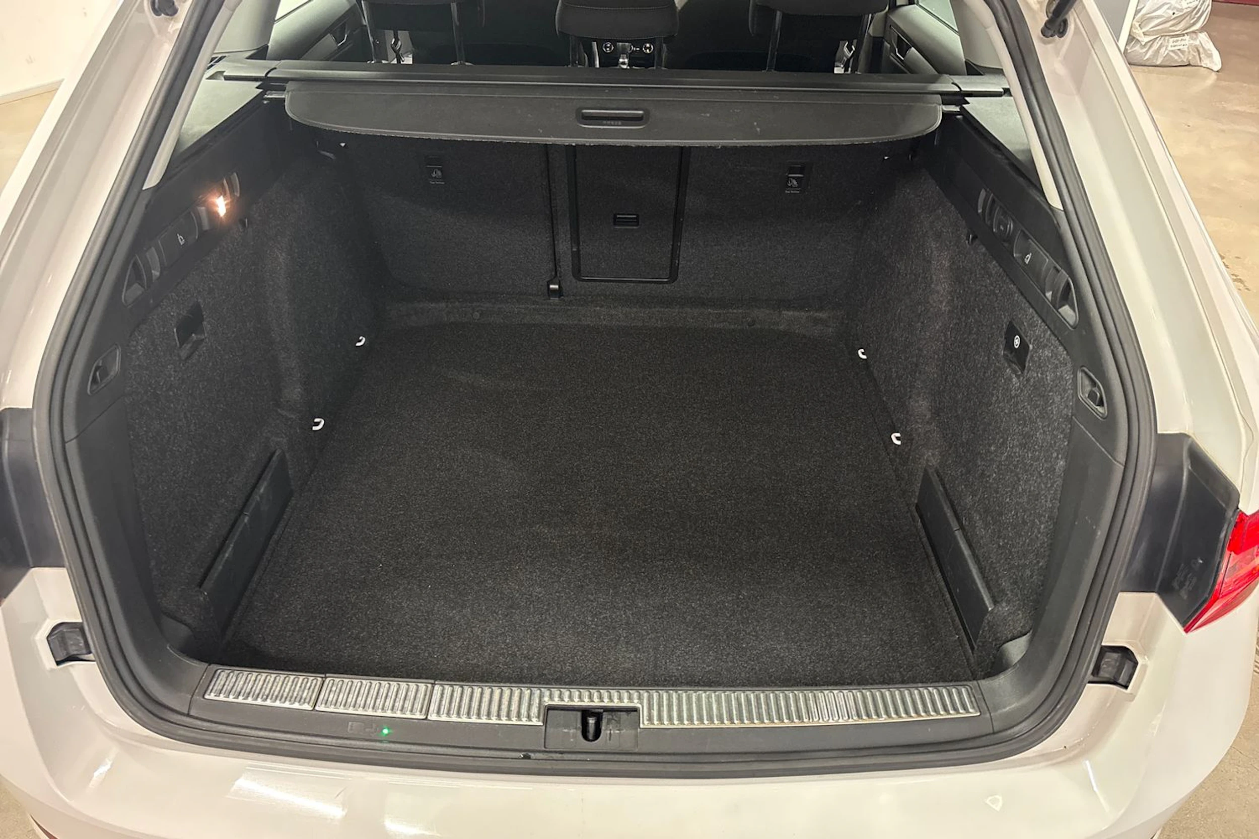 valkoinen Skoda Superb 2019 kuva 12.