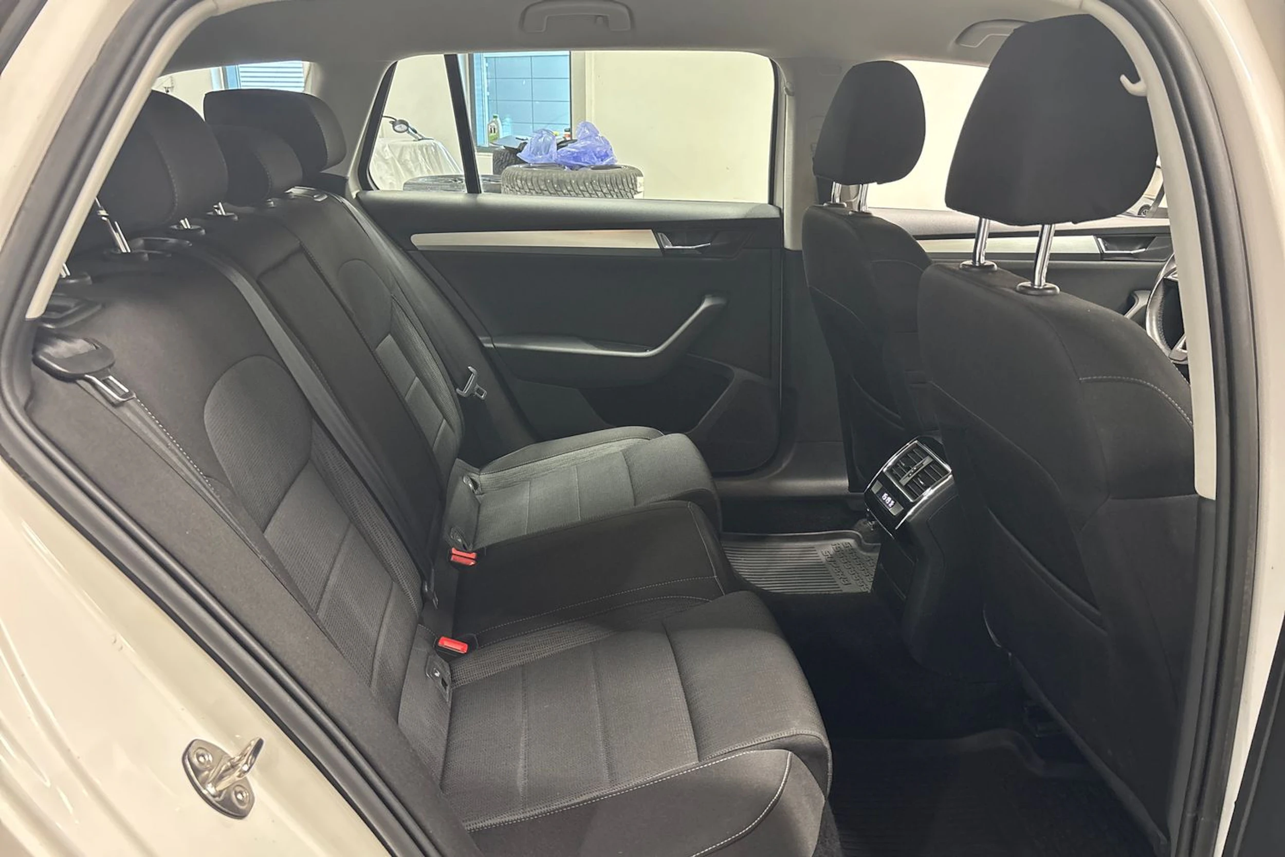valkoinen Skoda Superb 2019 kuva 13.