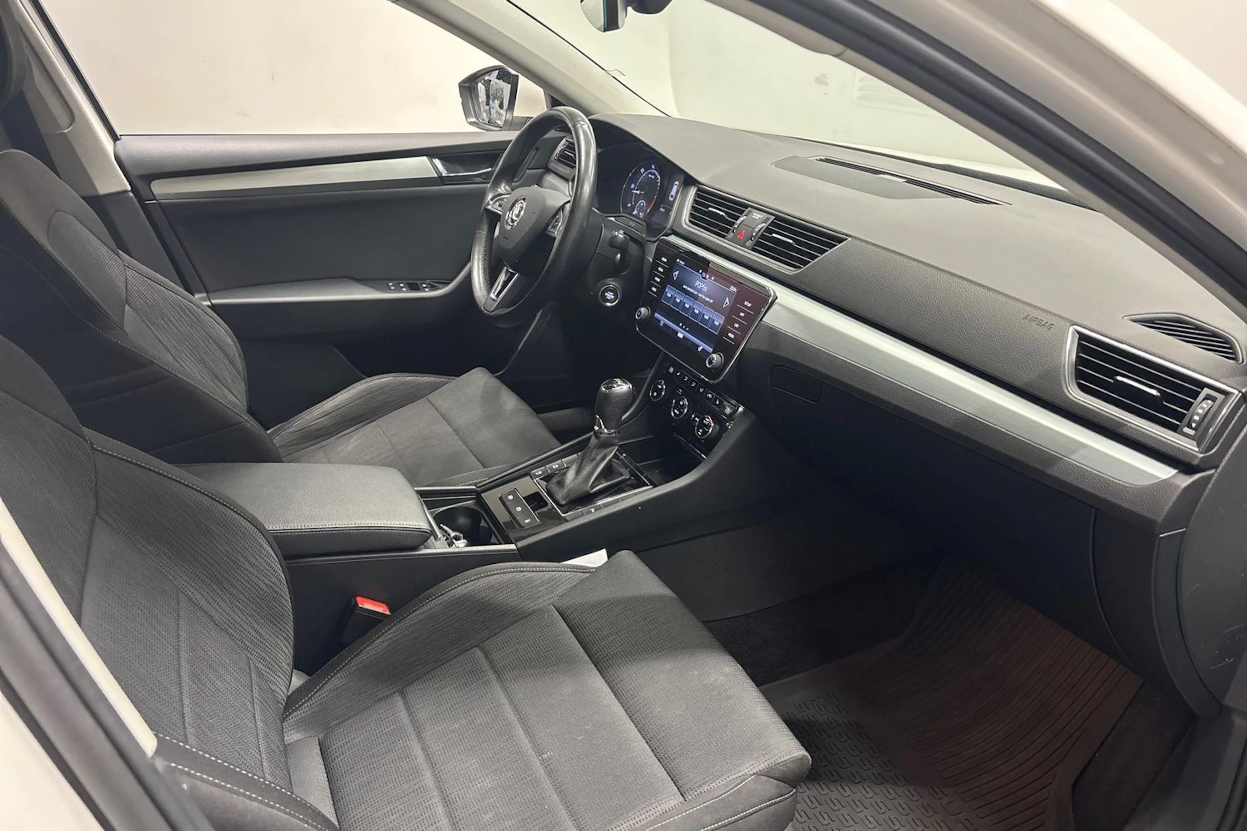 valkoinen Skoda Superb 2019 kuva 14.