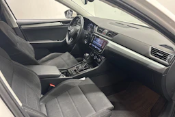 valkoinen Skoda Superb 2019 kuva 14.
