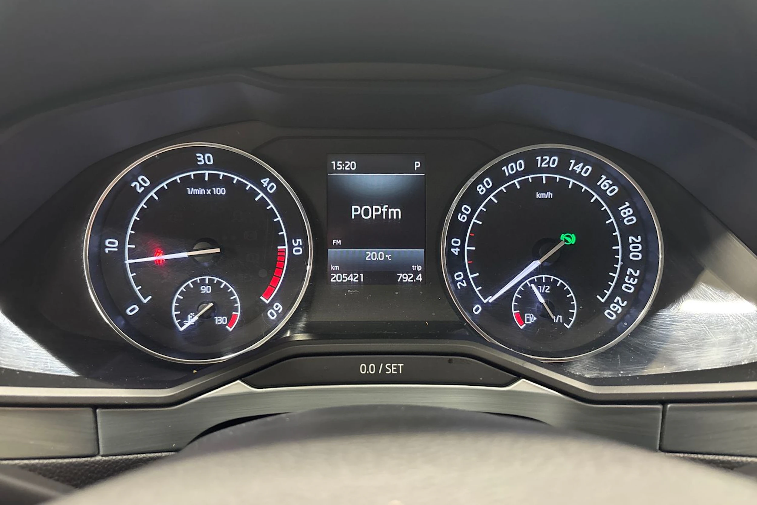 valkoinen Skoda Superb 2019 kuva 15.