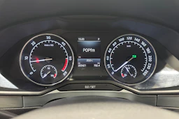 valkoinen Skoda Superb 2019 kuva 15.