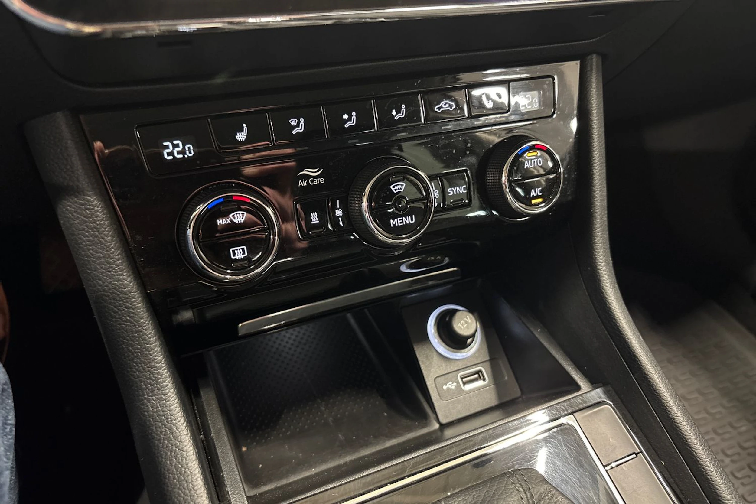 valkoinen Skoda Superb 2019 kuva 17.