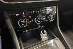 valkoinen Skoda Superb 2019 kuva 17.