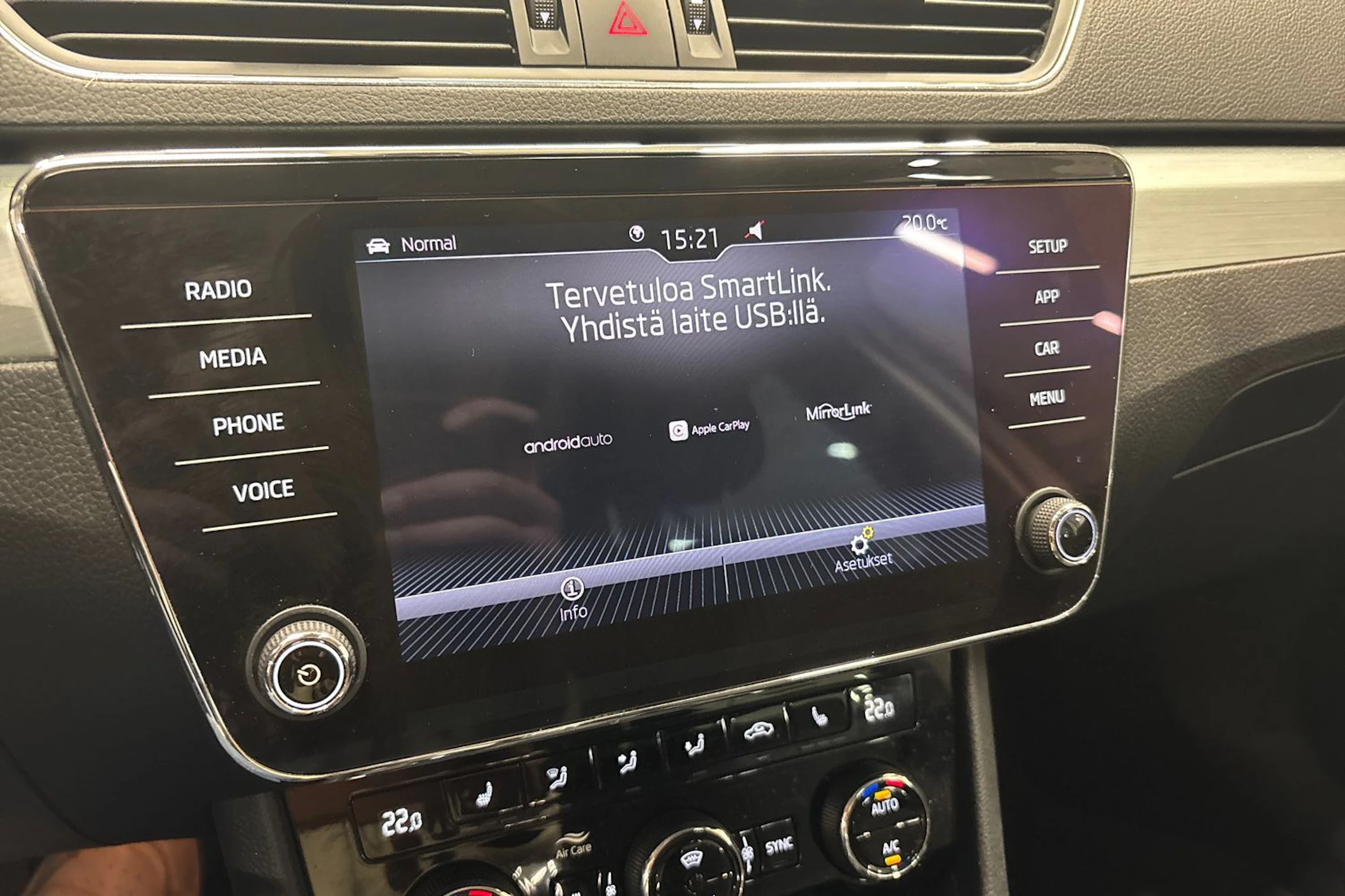 valkoinen Skoda Superb 2019 kuva 18.