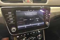 valkoinen Skoda Superb 2019 kuva 18.