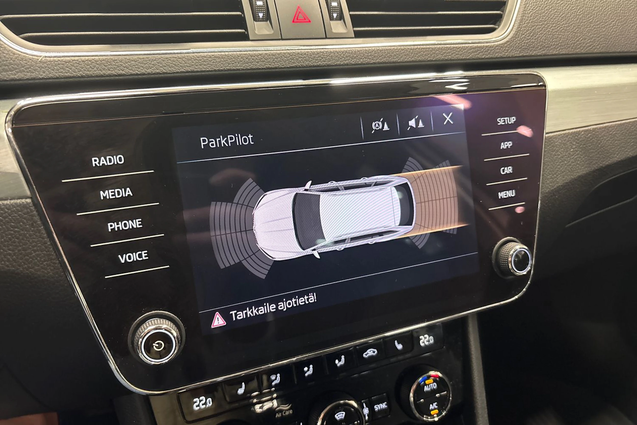 valkoinen Skoda Superb 2019 kuva 19.