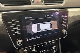 valkoinen Skoda Superb 2019 kuva 19.