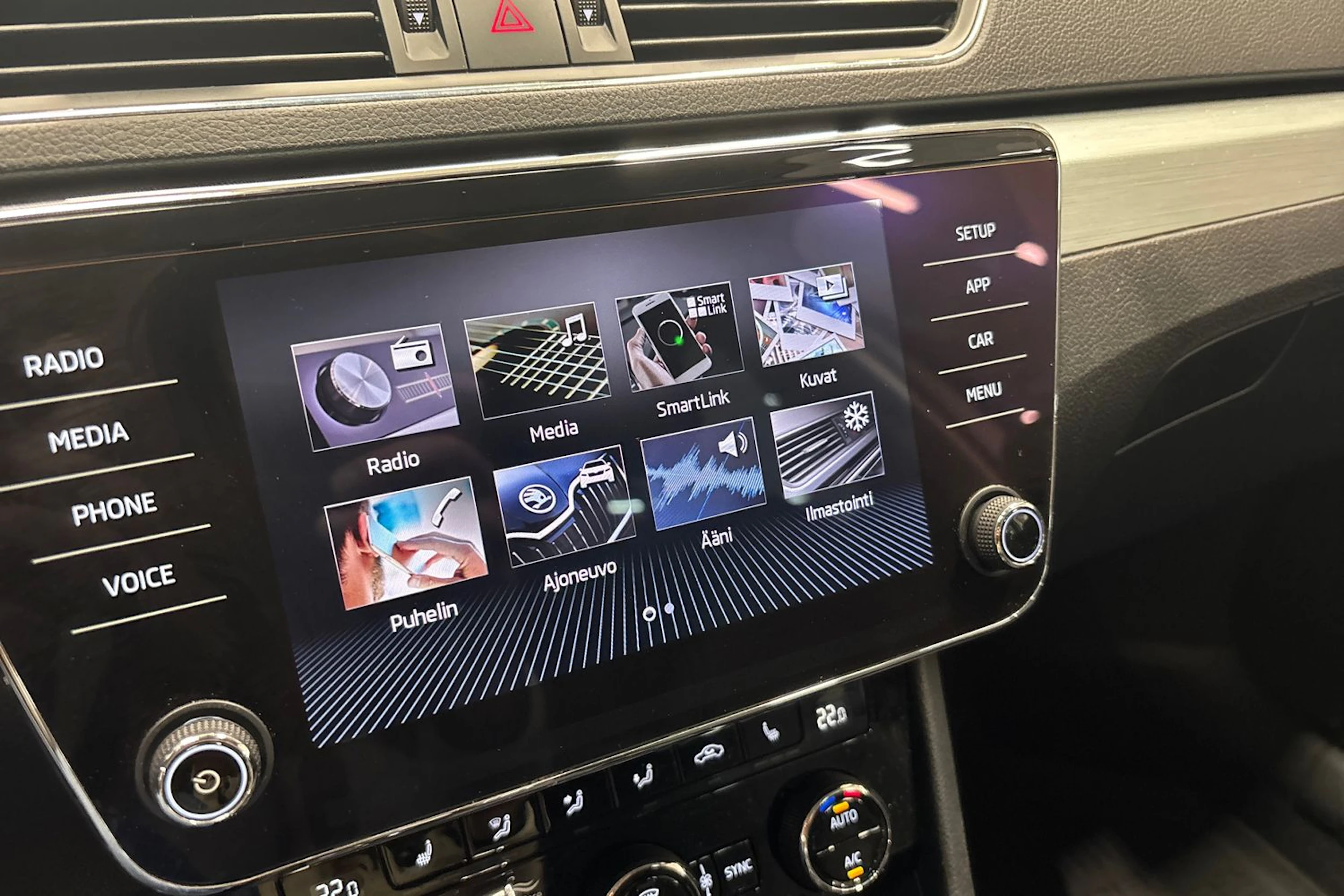 valkoinen Skoda Superb 2019 kuva 20.