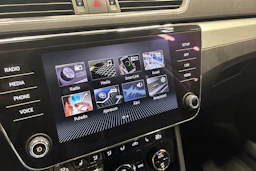 valkoinen Skoda Superb 2019 kuva 20.