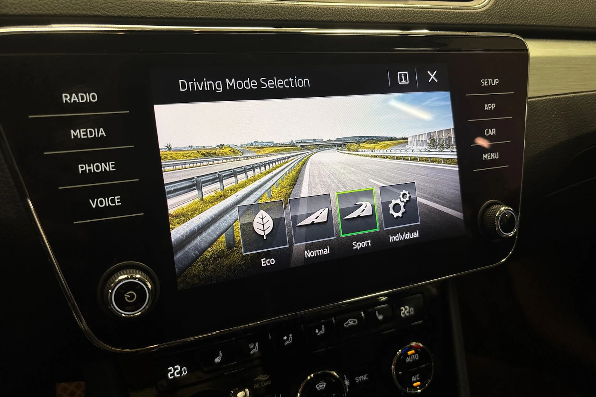 valkoinen Skoda Superb 2019 kuva 23.