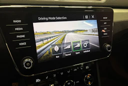 valkoinen Skoda Superb 2019 kuva 23.