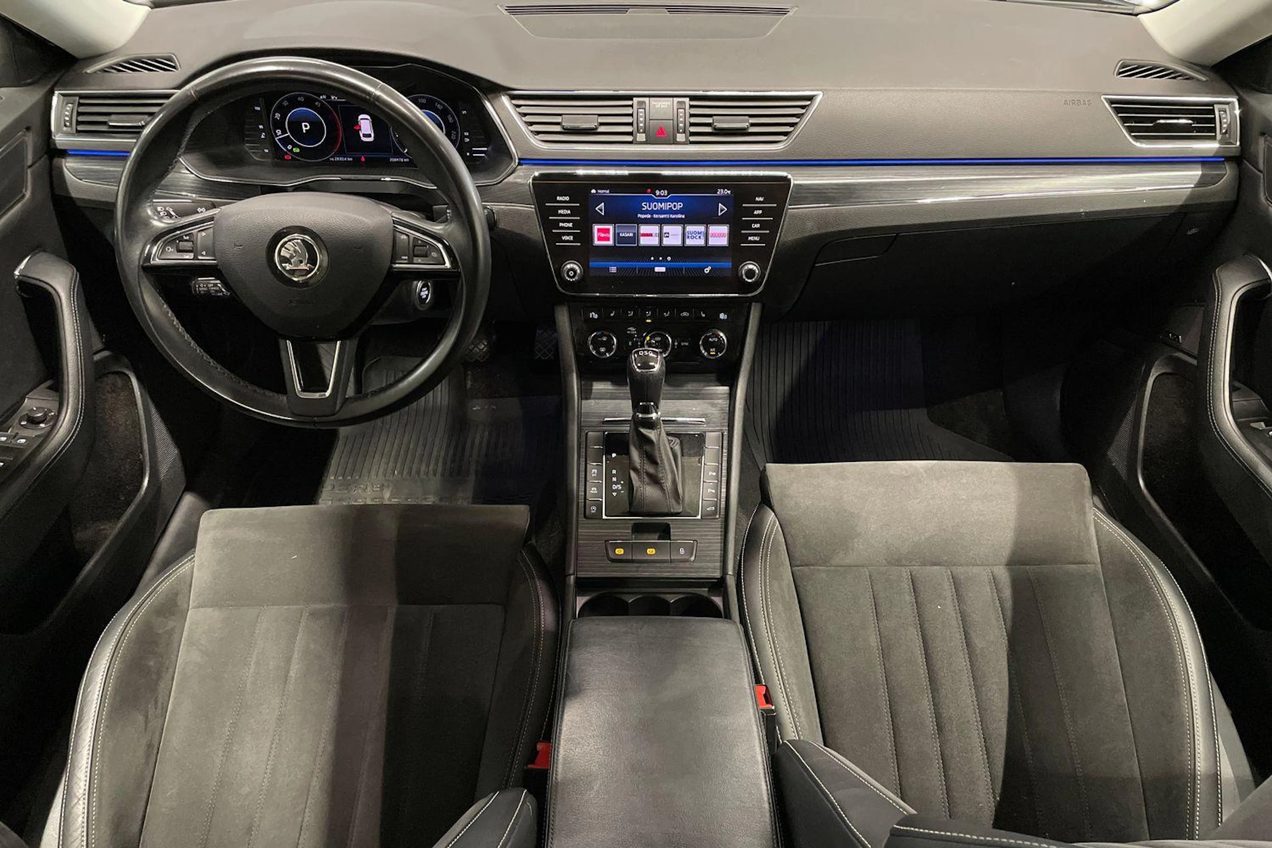 musta Skoda Superb 2020 kuva 7.