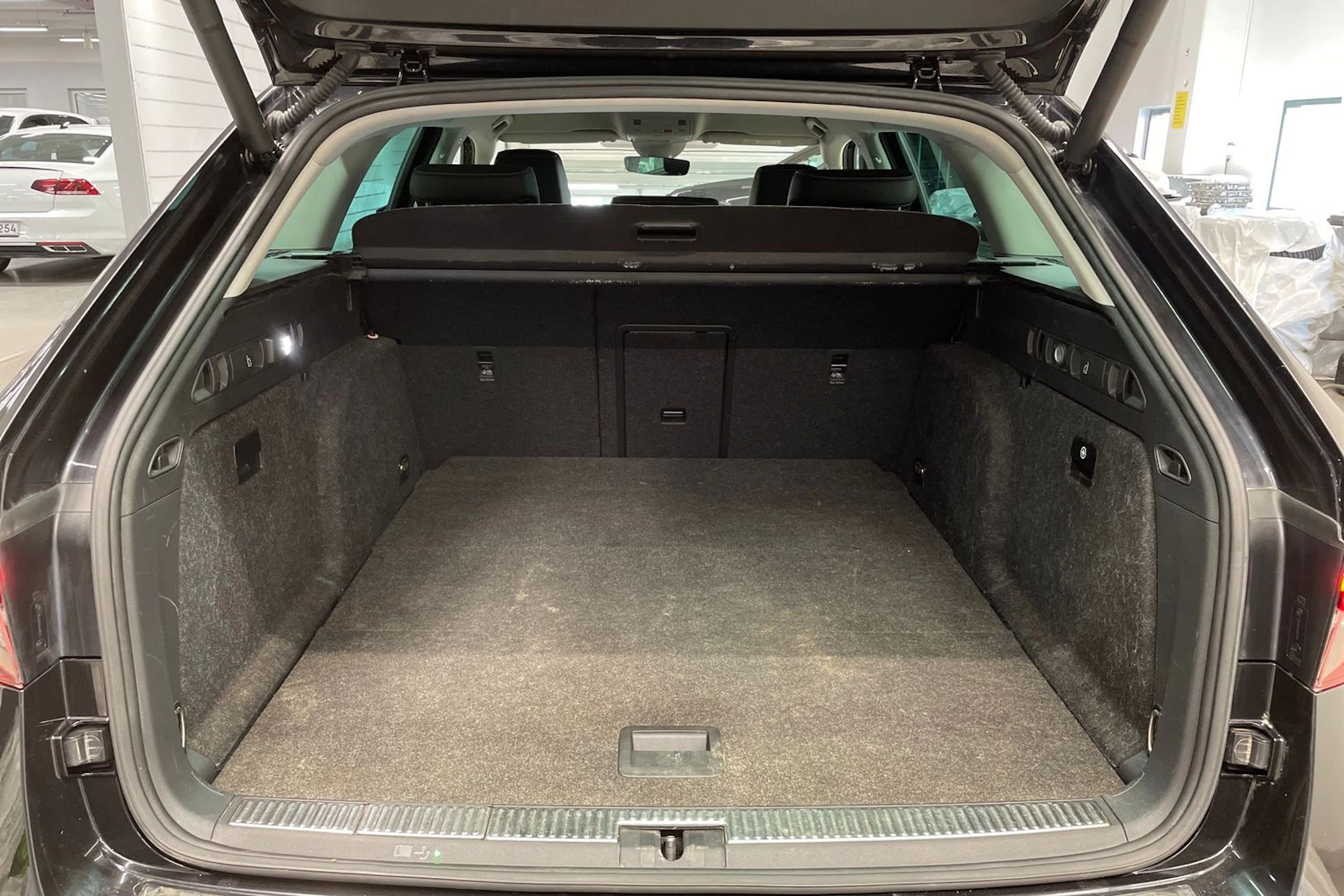 musta Skoda Superb 2020 kuva 12.