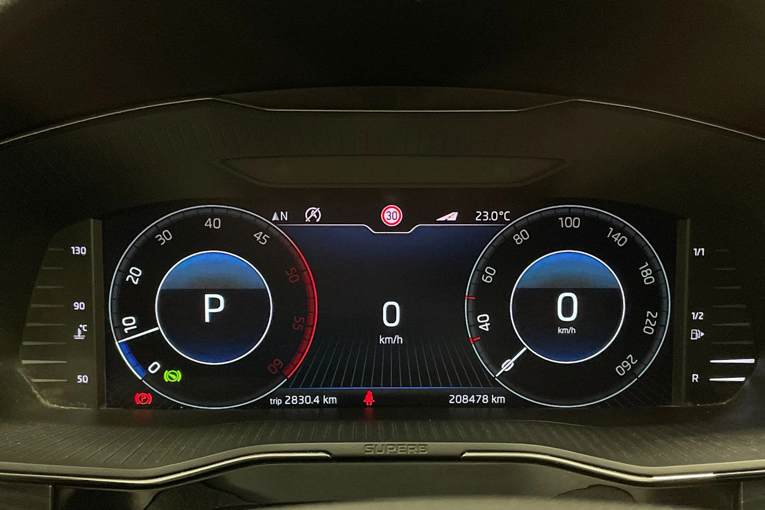 musta Skoda Superb 2020 kuva 13.