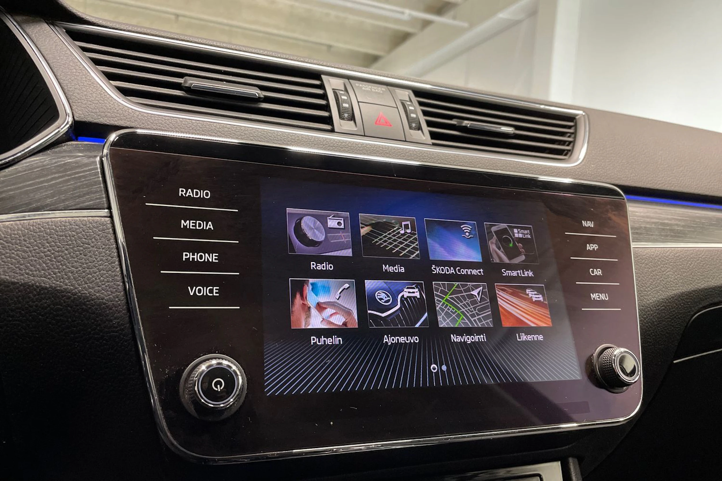 musta Skoda Superb 2020 kuva 14.