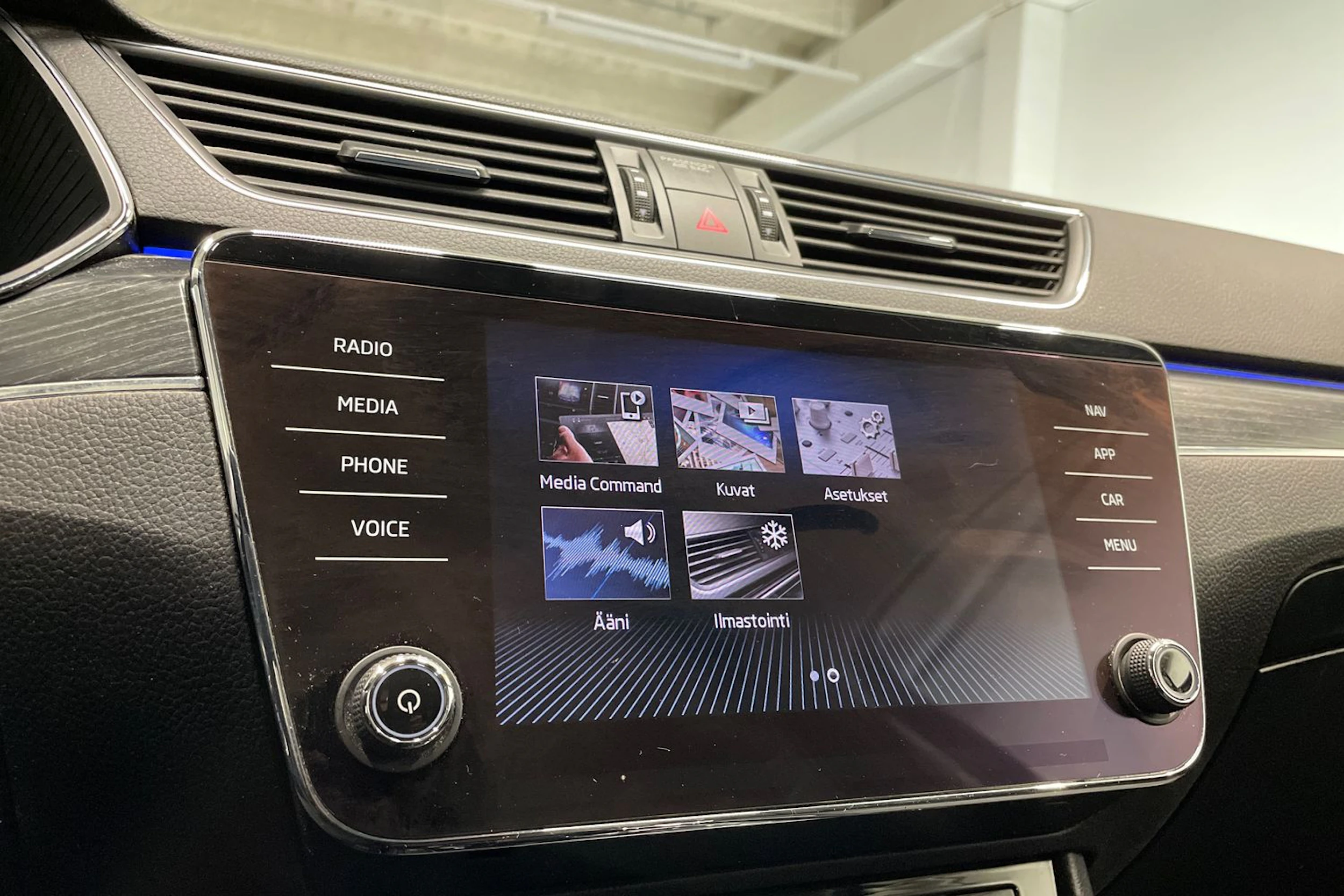 musta Skoda Superb 2020 kuva 15.