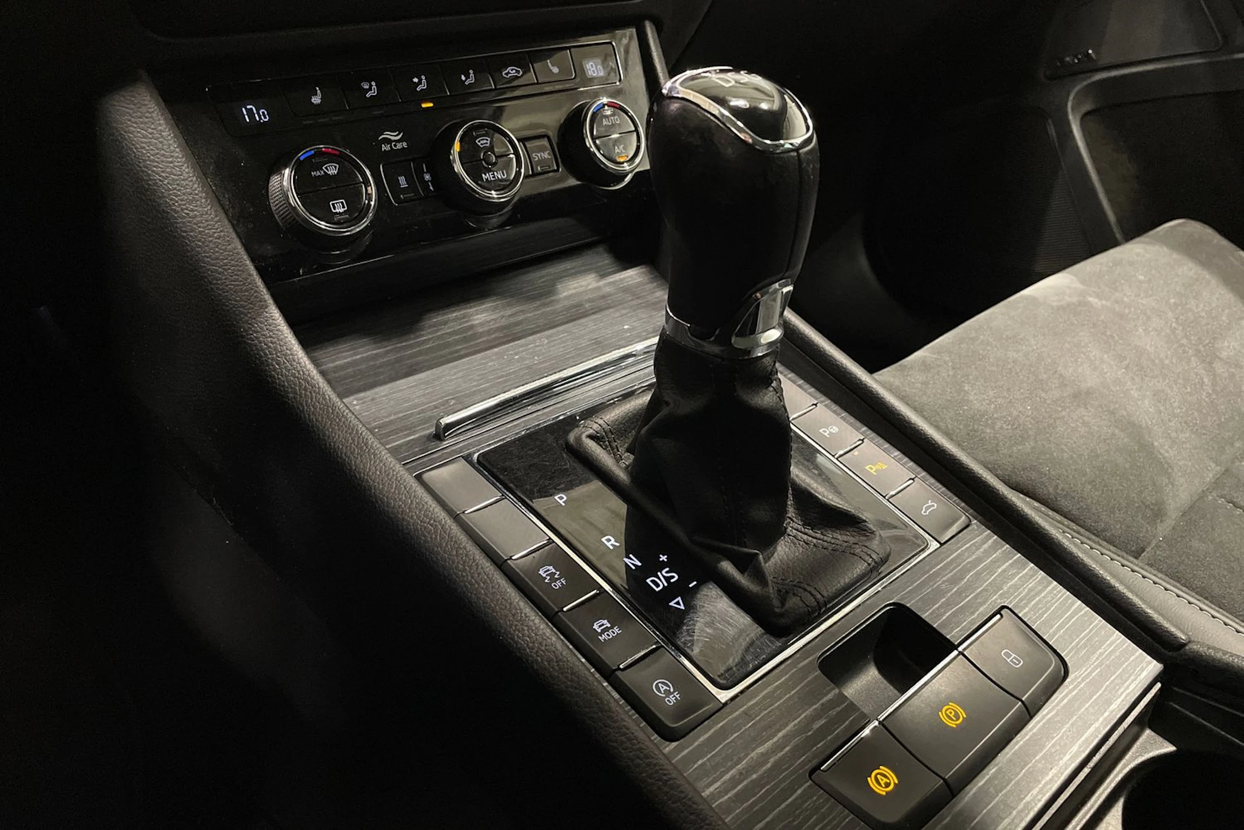 musta Skoda Superb 2020 kuva 18.