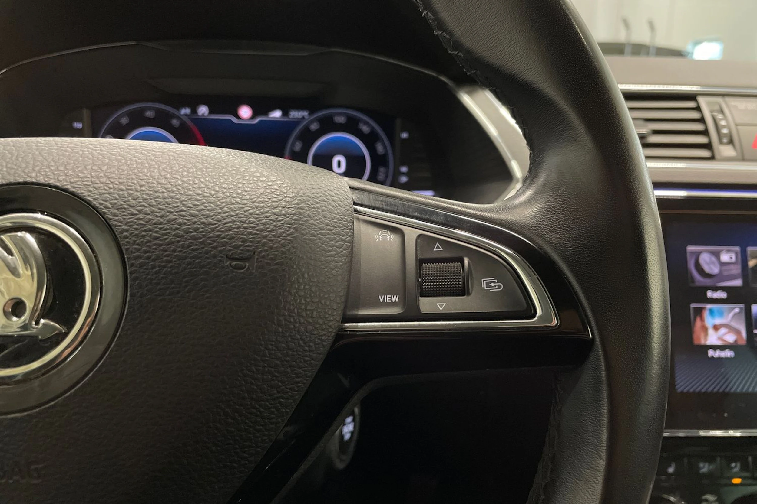 musta Skoda Superb 2020 kuva 21.