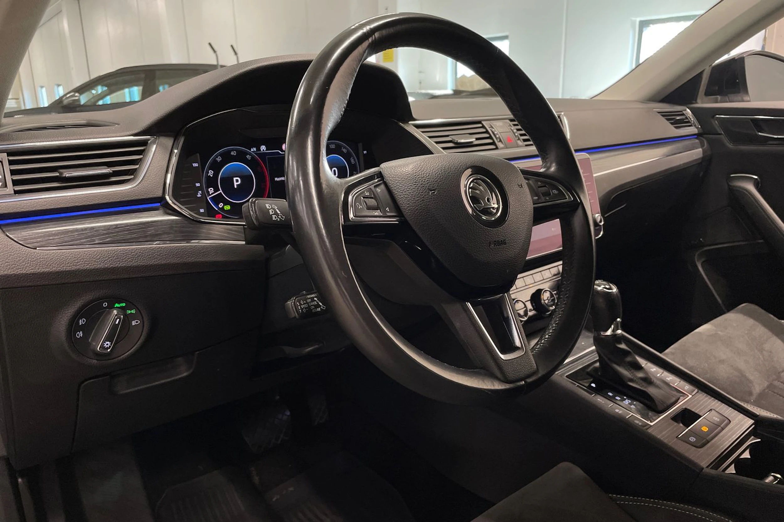 musta Skoda Superb 2020 kuva 23.