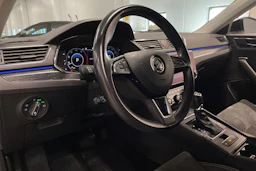 musta Skoda Superb 2020 kuva 23.