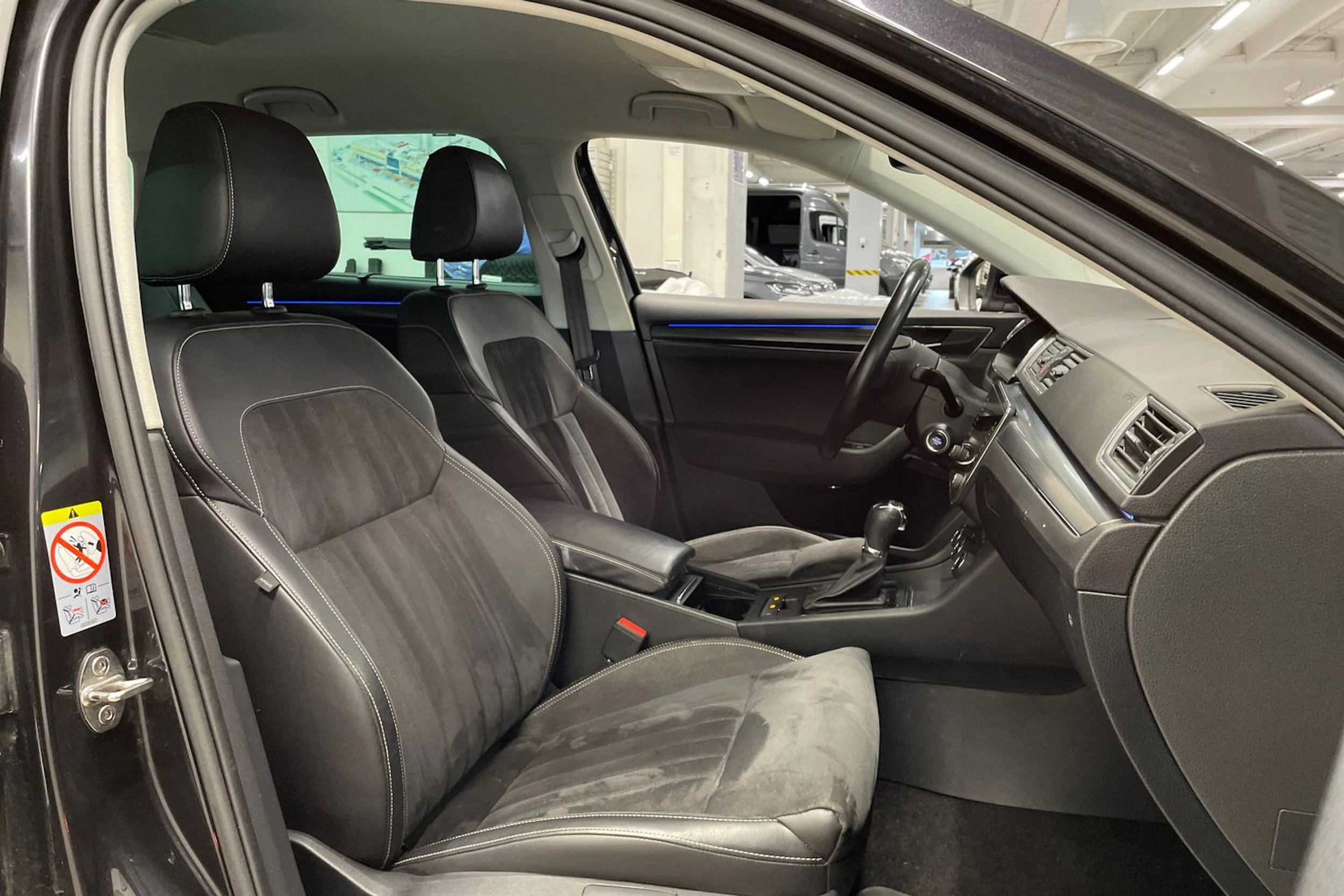 musta Skoda Superb 2020 kuva 24.