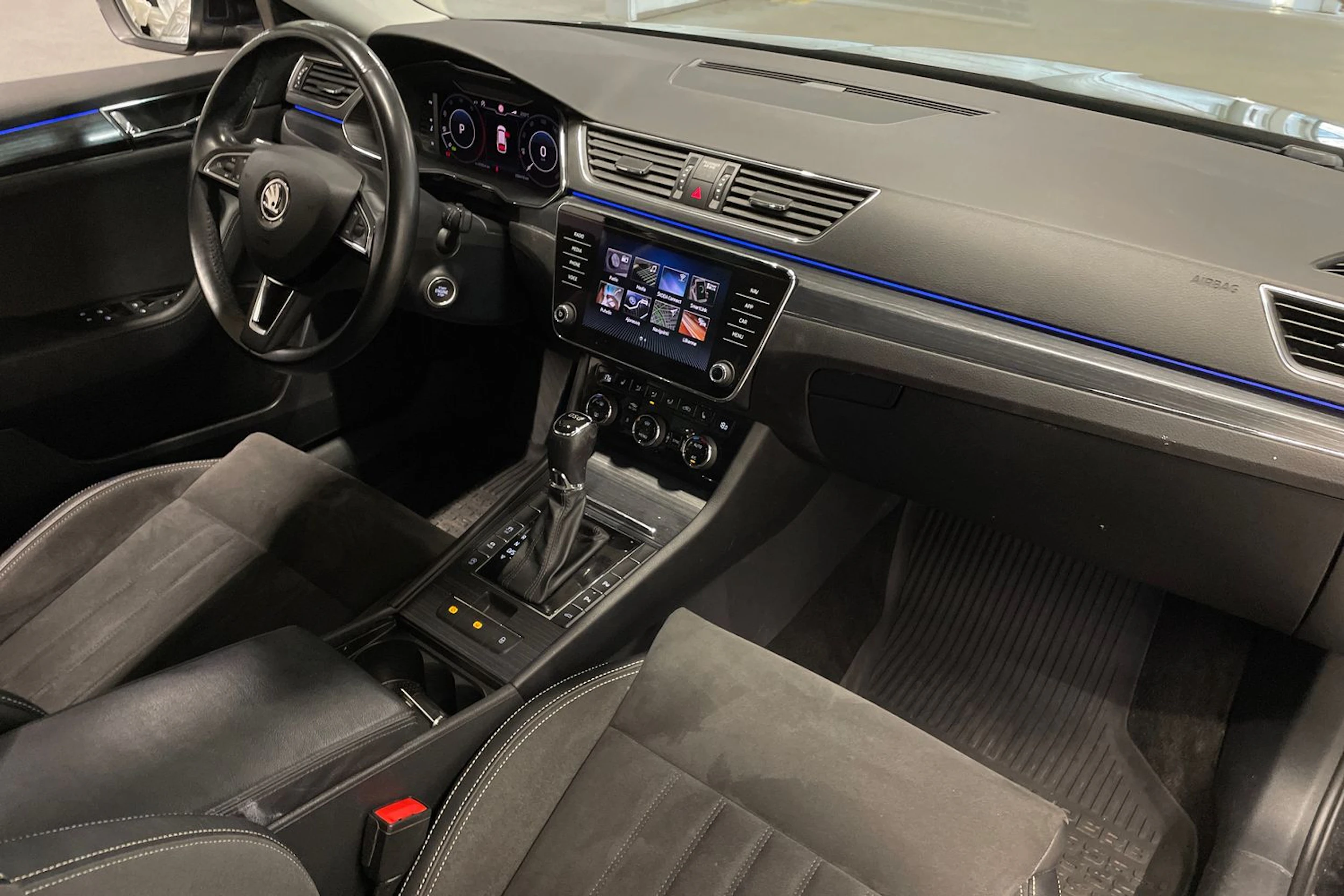 musta Skoda Superb 2020 kuva 25.