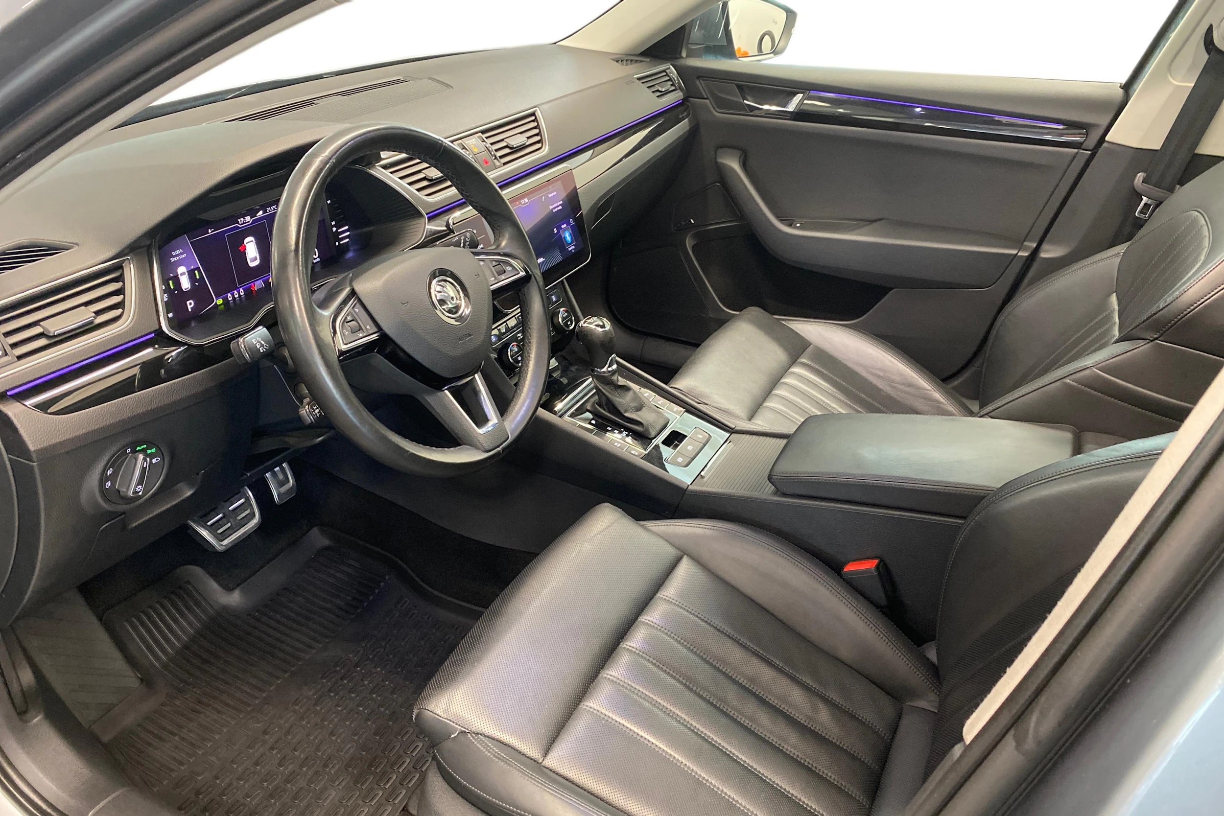 harmaa Skoda Superb 2019 kuva 8.