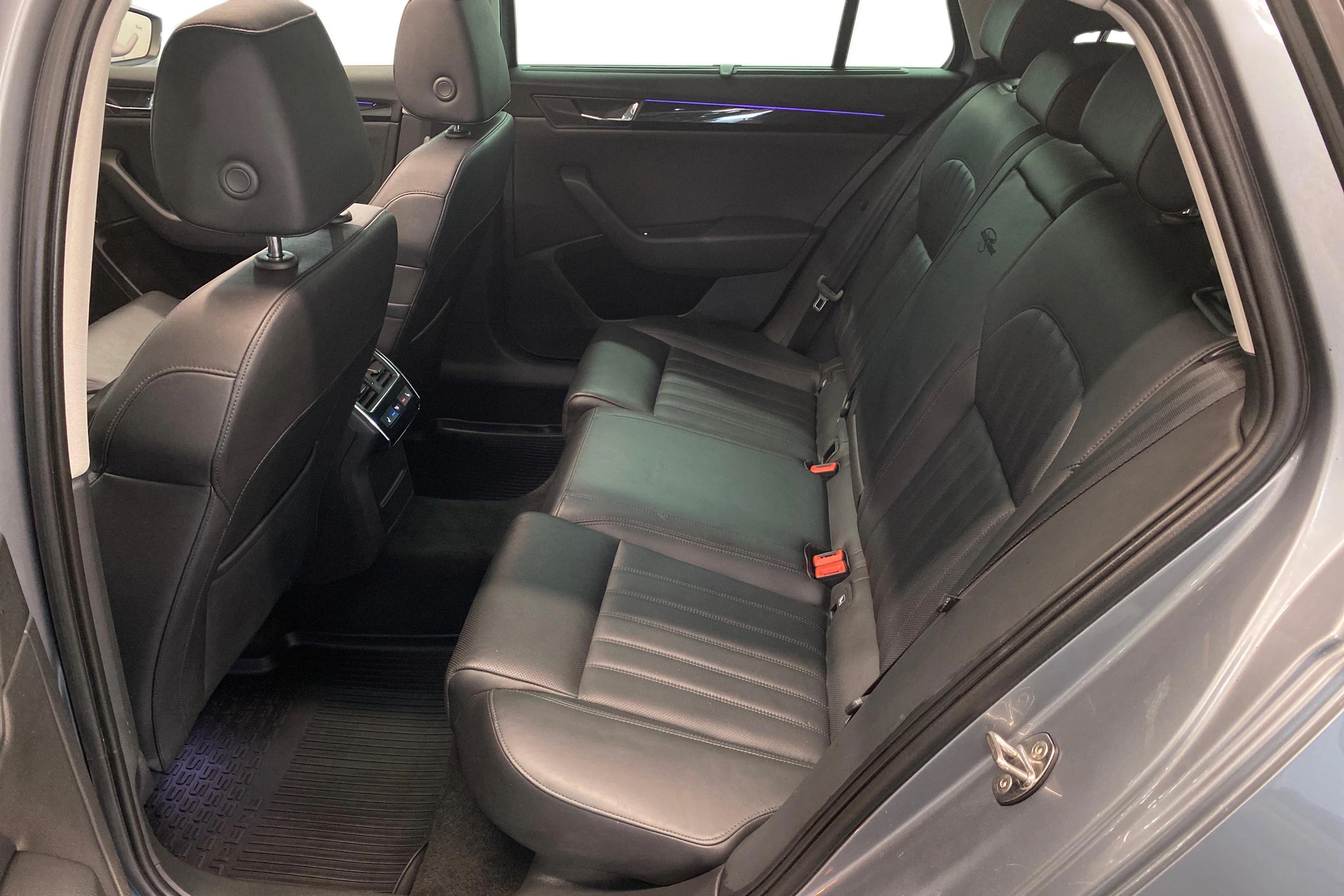 harmaa Skoda Superb 2019 kuva 11.