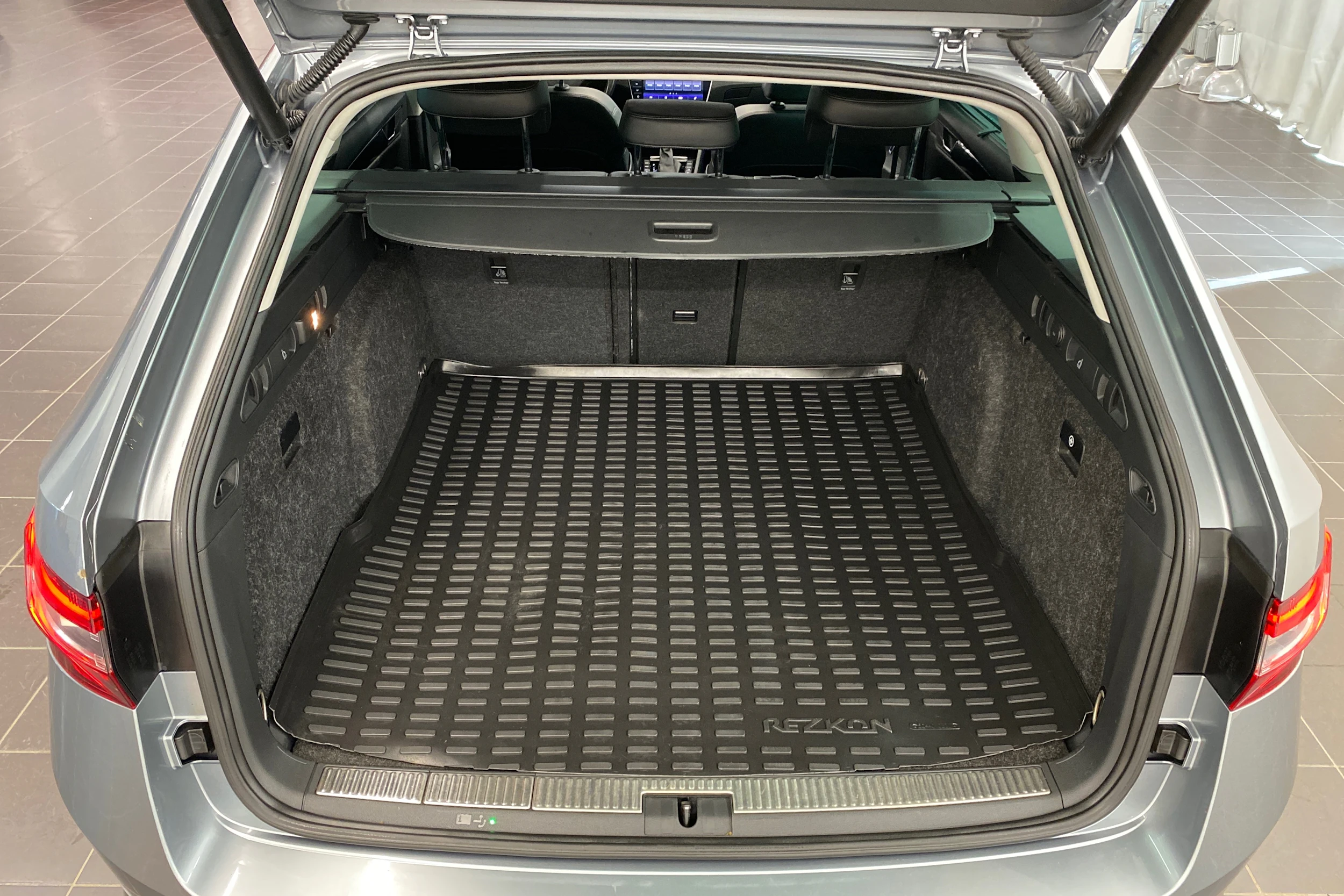 harmaa Skoda Superb 2019 kuva 16.