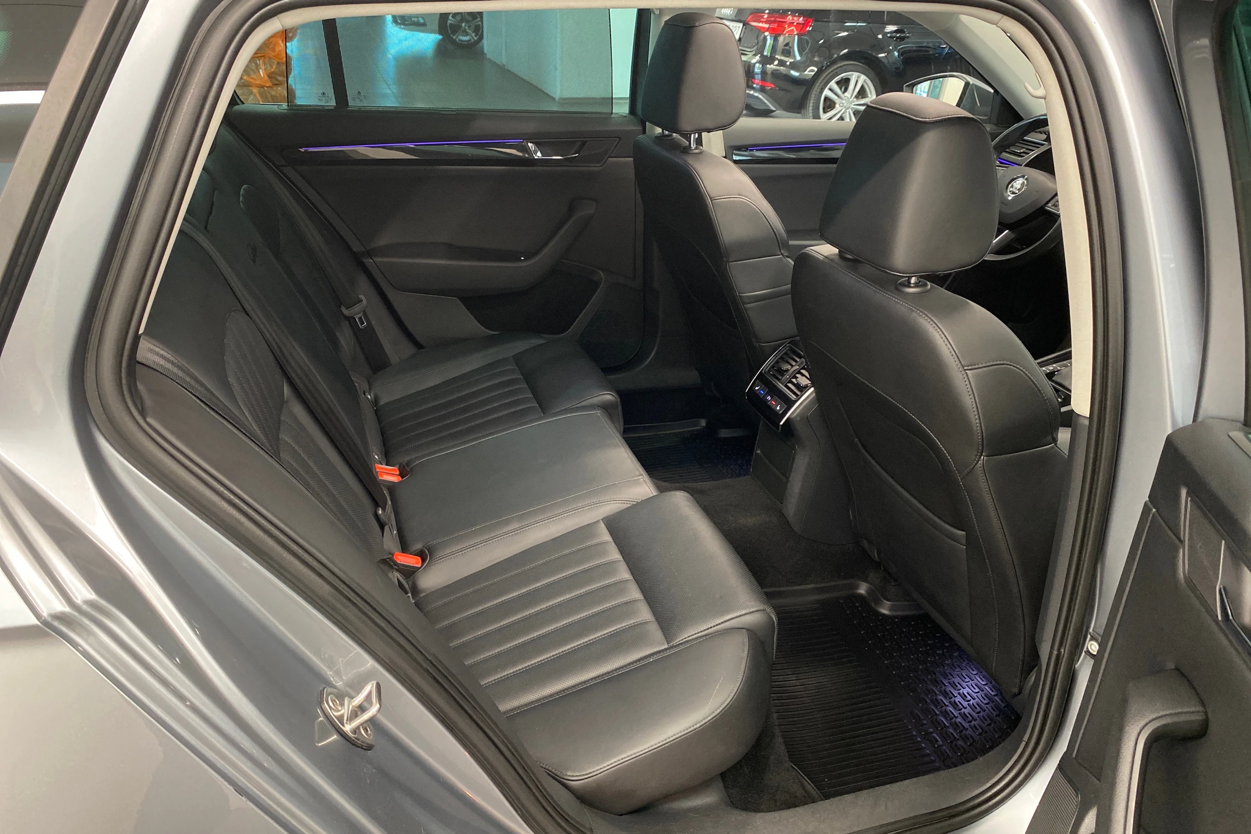 harmaa Skoda Superb 2019 kuva 19.