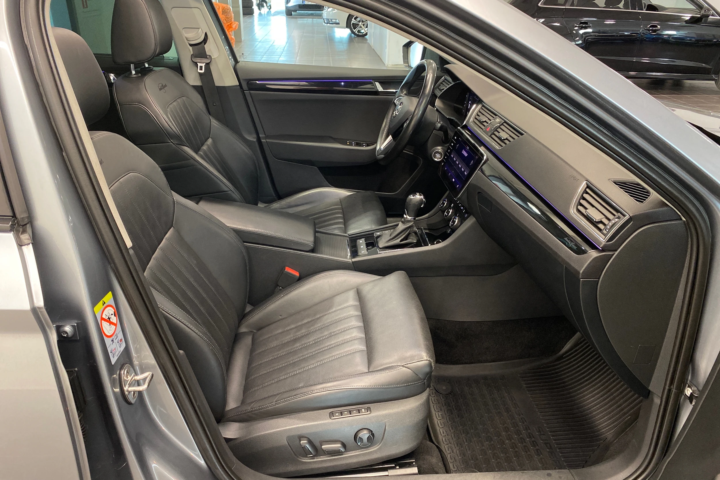 harmaa Skoda Superb 2019 kuva 20.