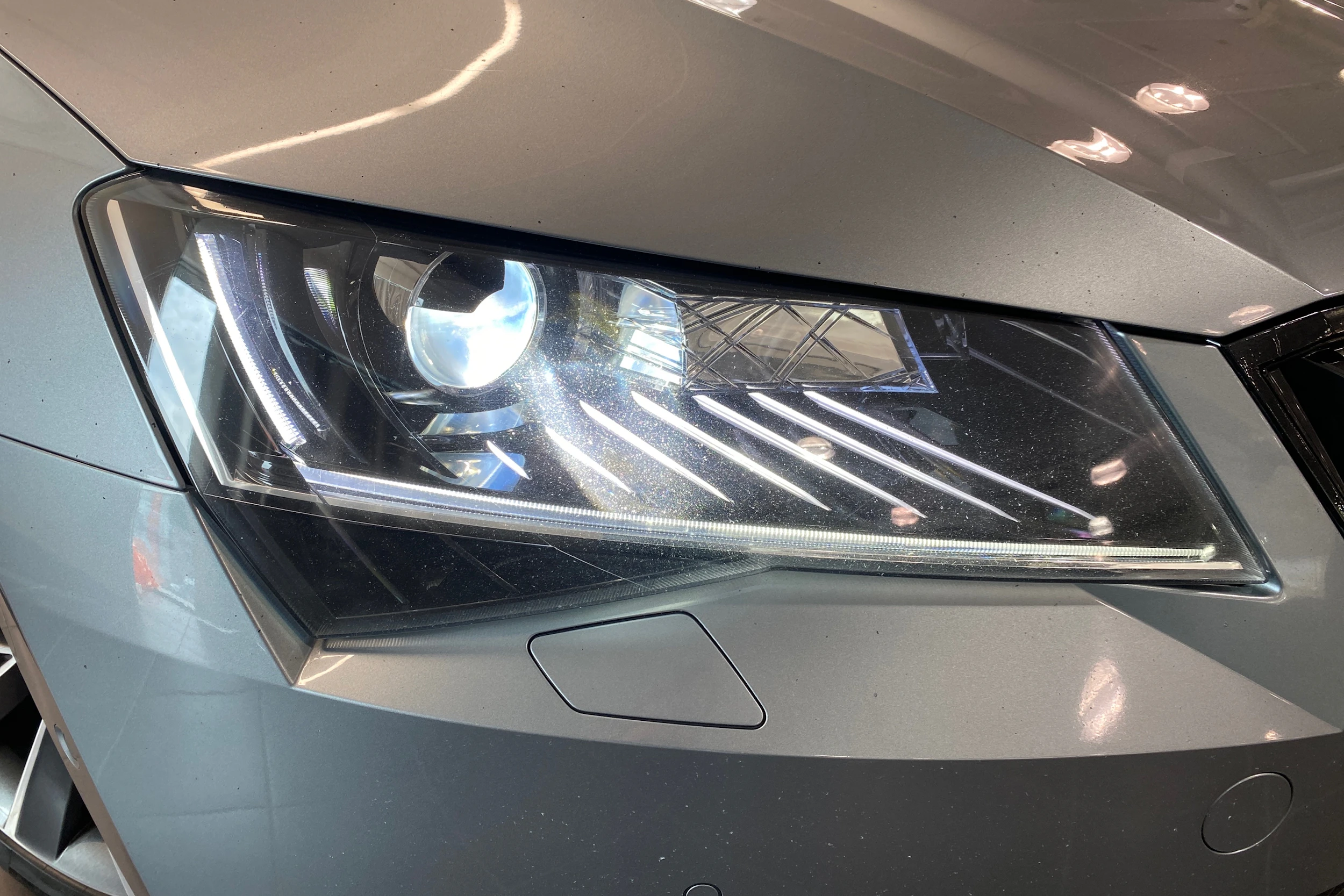 harmaa Skoda Superb 2019 kuva 26.