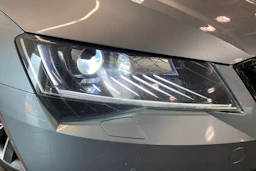 harmaa Skoda Superb 2019 kuva 26.