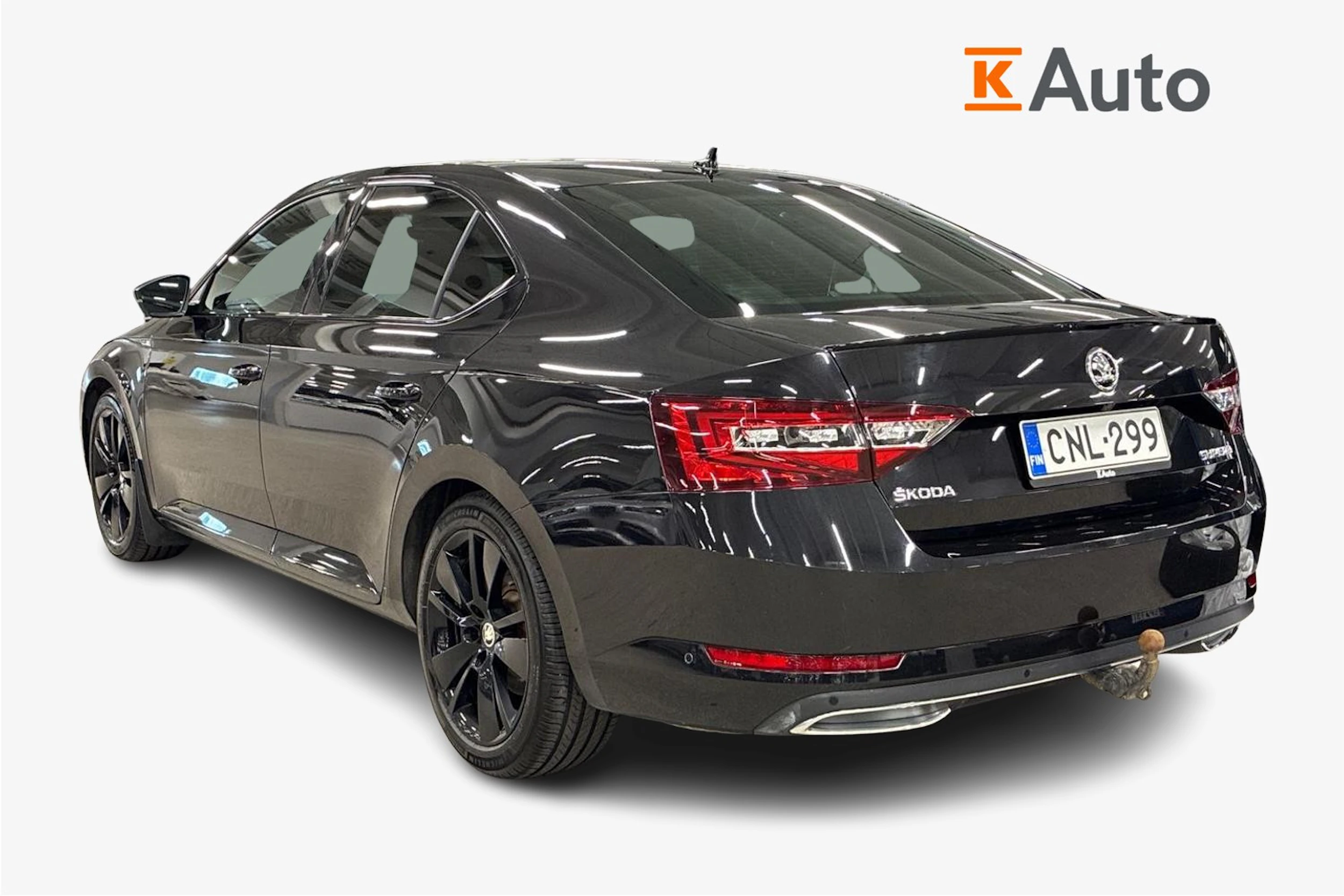 musta Skoda Superb 2019 kuva 2.