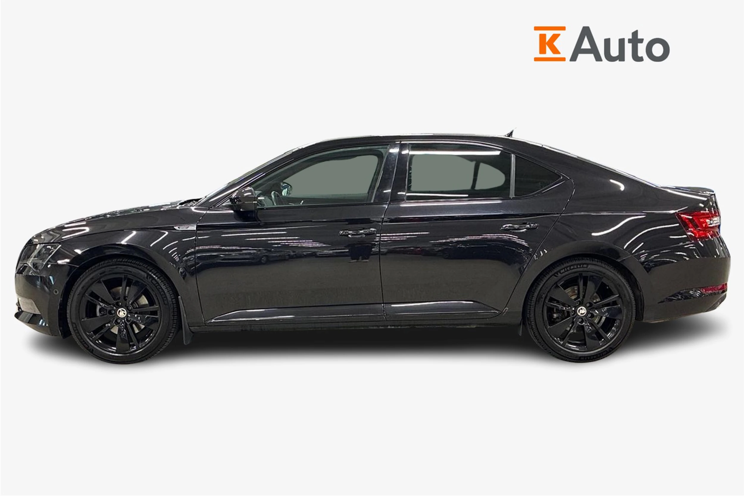 musta Skoda Superb 2019 kuva 5.