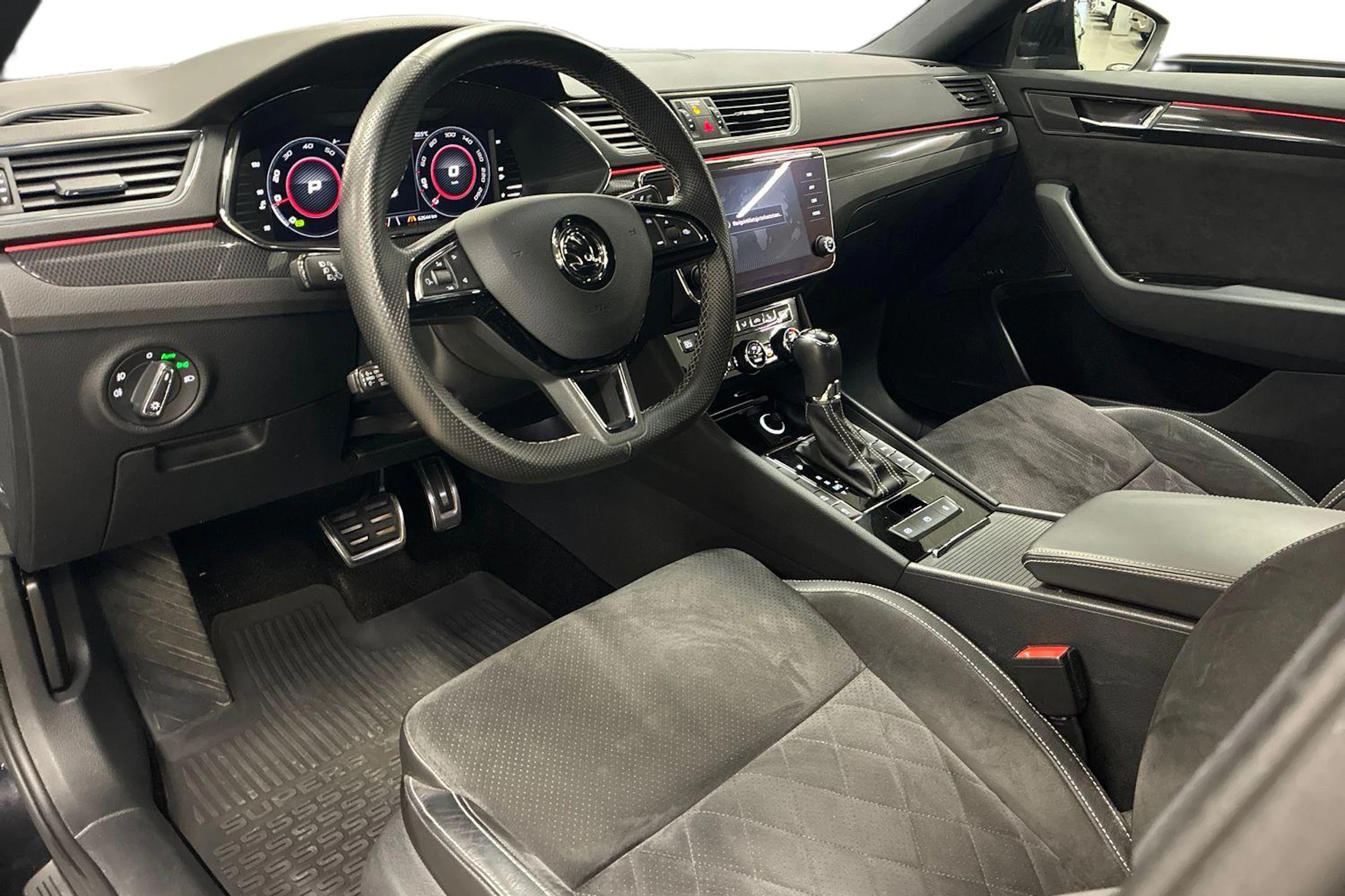 musta Skoda Superb 2019 kuva 6.
