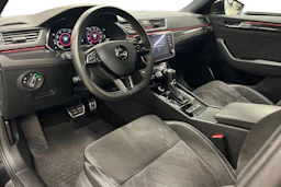 musta Skoda Superb 2019 kuva 6.