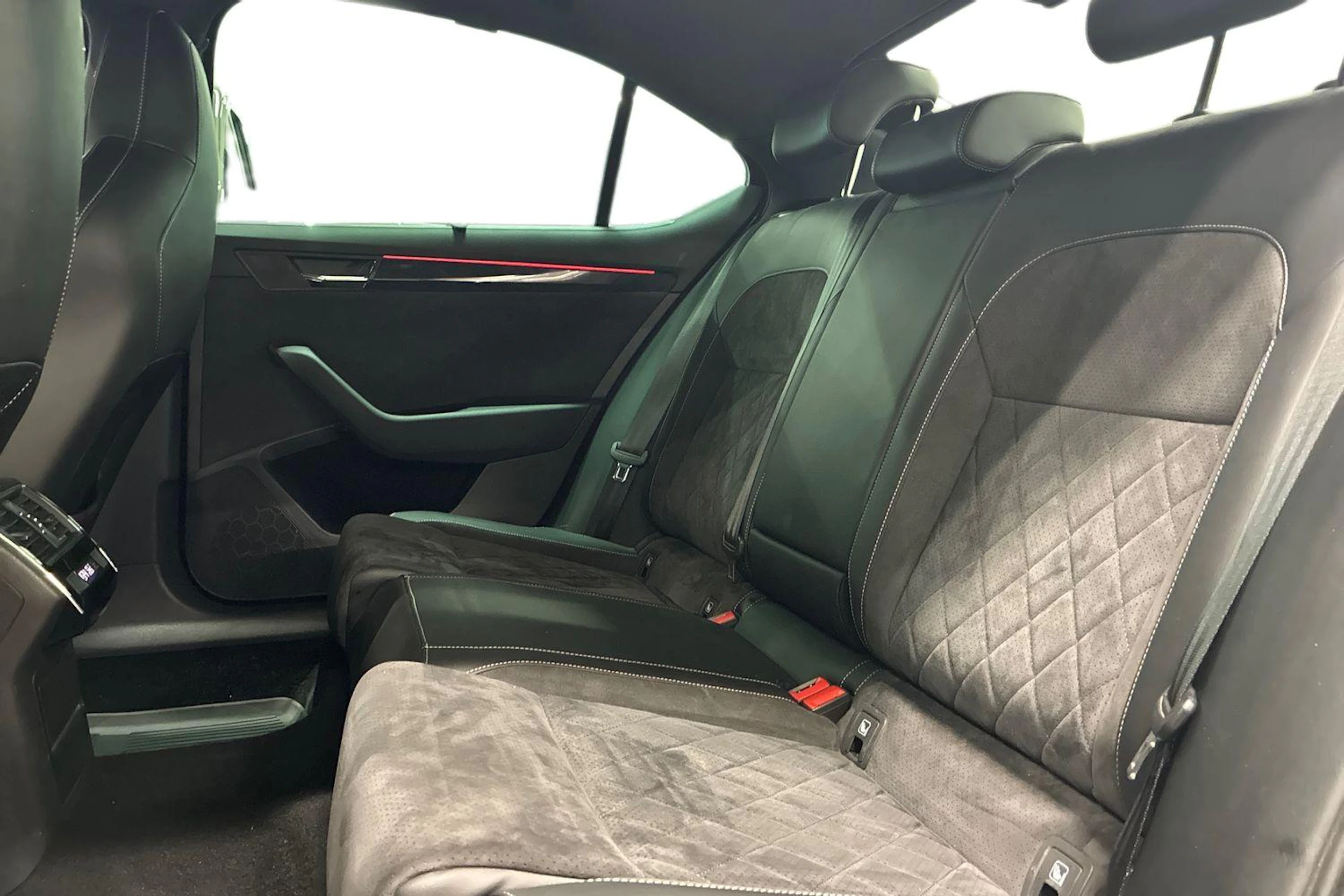 musta Skoda Superb 2019 kuva 8.