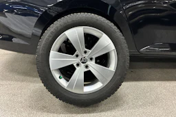 musta Skoda Superb 2019 kuva 10.