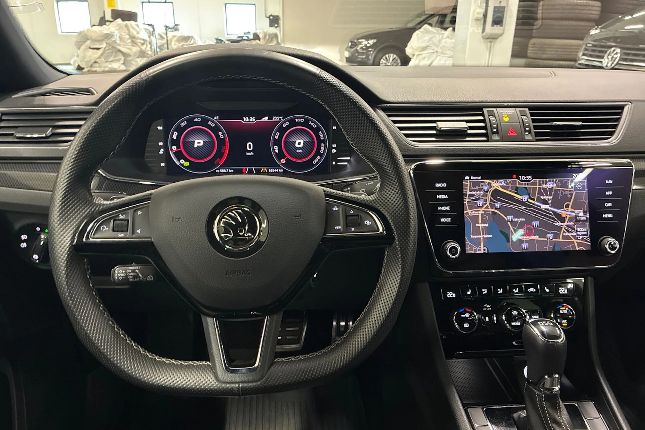 musta Skoda Superb 2019 kuva 11.
