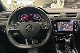 musta Skoda Superb 2019 kuva 11.
